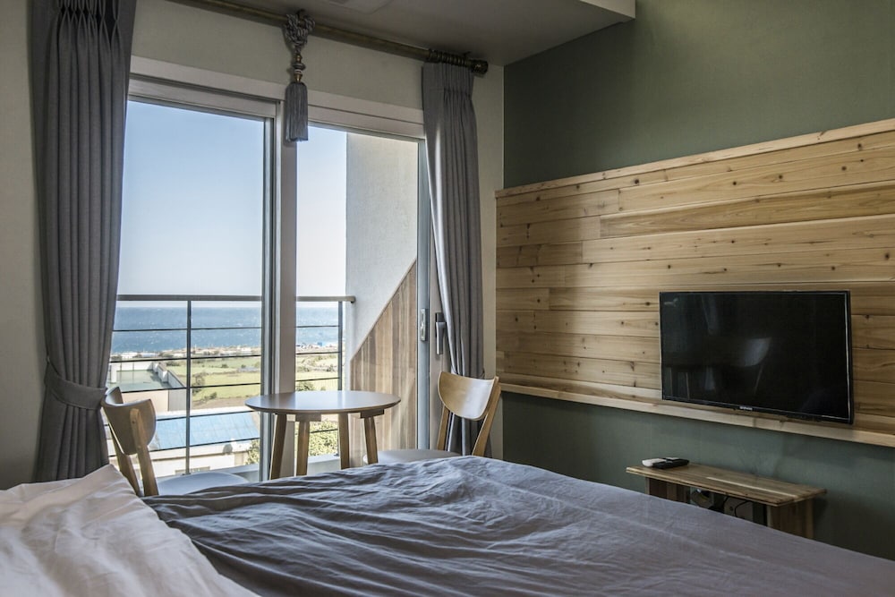 12PY Ocean Suite photo 1