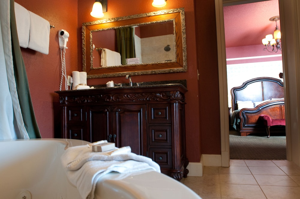 Superior Suite, 1 King Bed, Mountain View photo 1