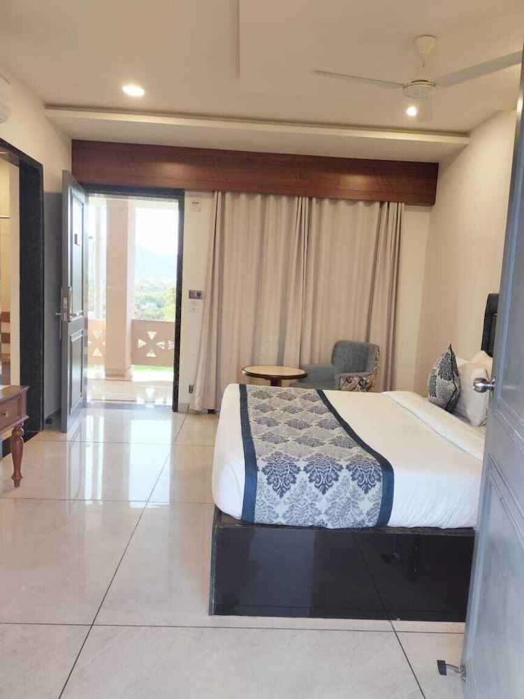 Deluxe Room - Photo 3