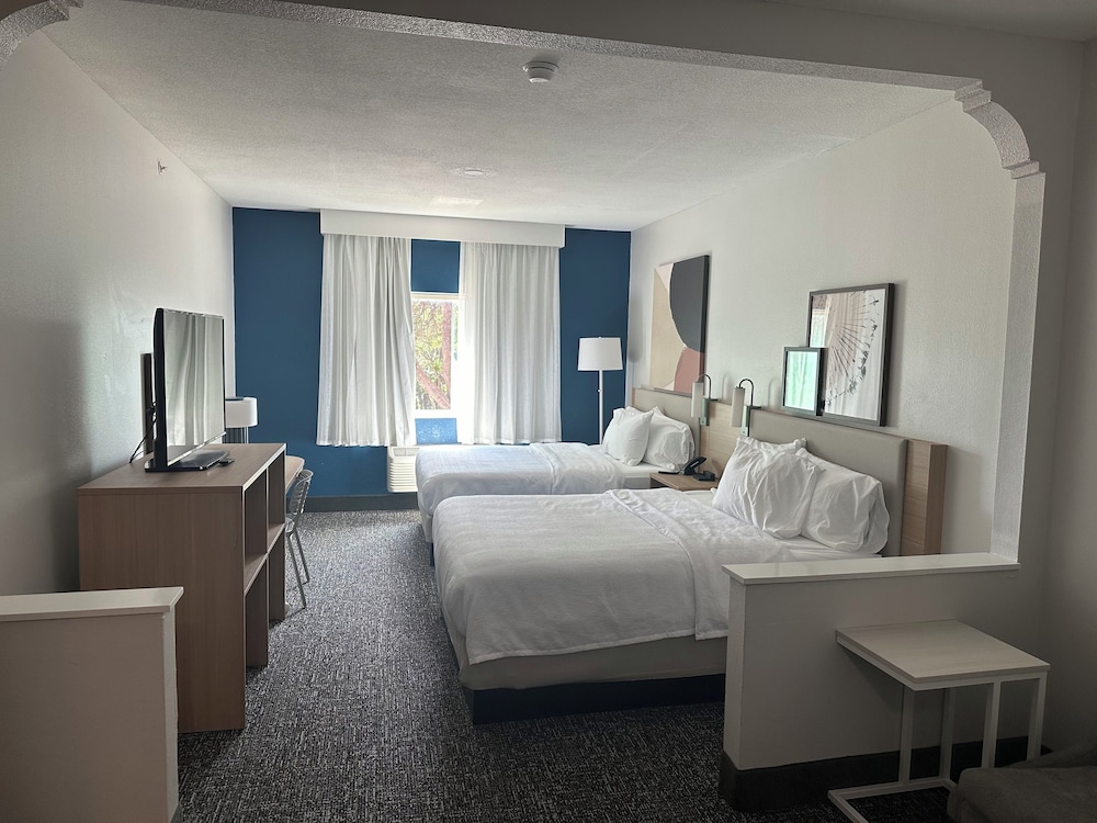 Room, 2 Queen Beds - Photo 3