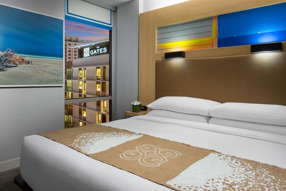 Suite, 1 King Bed, Mobility Accessible, Balcony