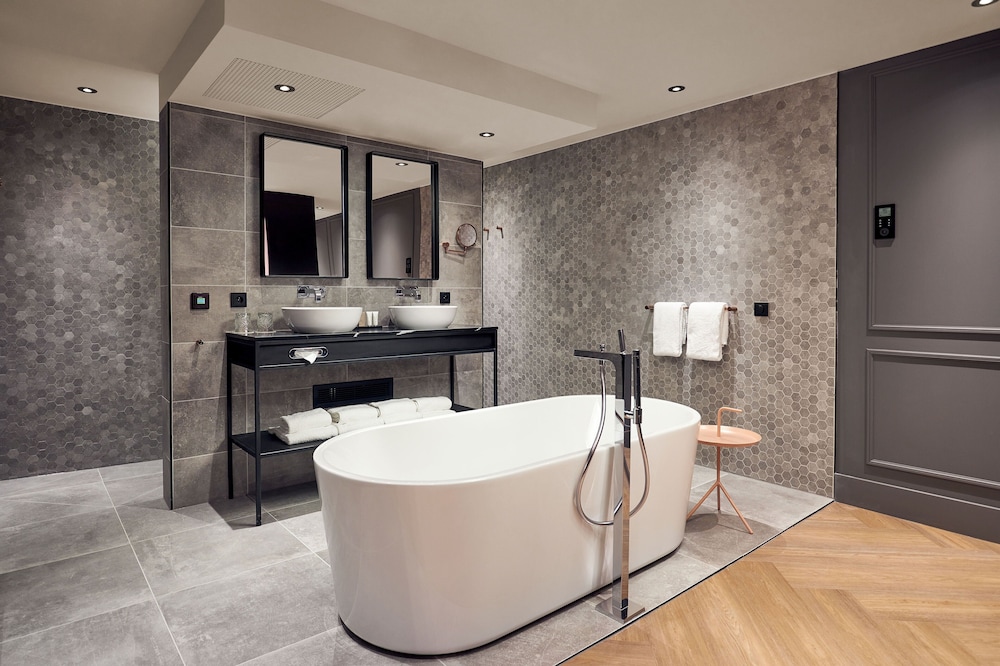 Luxury Suite - Photo 6