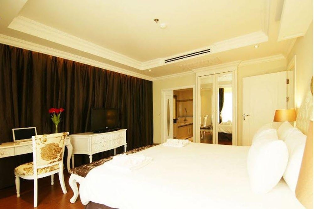 Suite, 2 Bedrooms - Photo 2