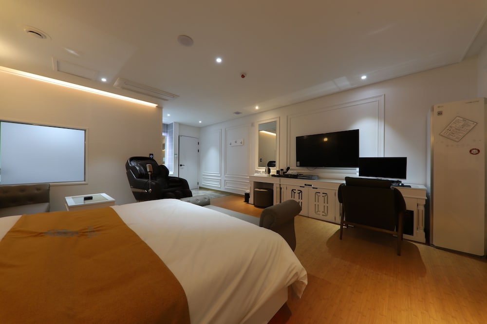 Room, Jetted Tub (Special) - Photo 2