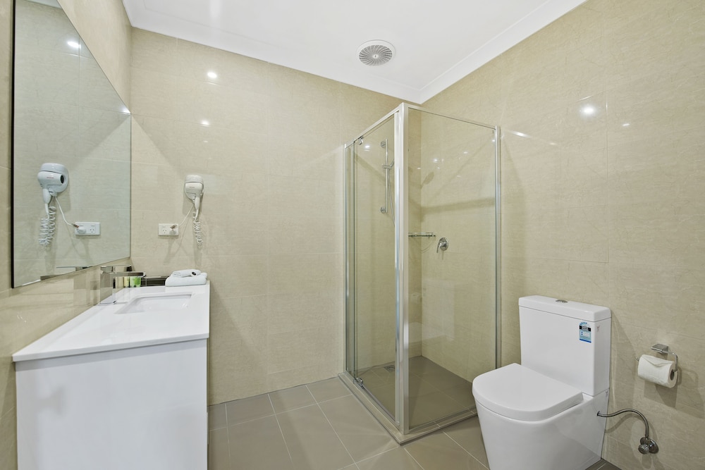 Standard Room (Queen and Single) - Photo 2