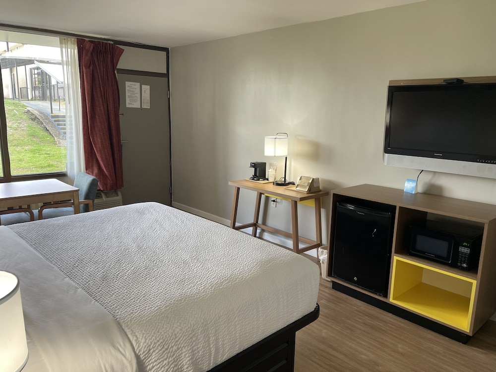 Standard Room, 1 King Bed, Accessible, Non Smoking (Mobility Accessible) photo 2