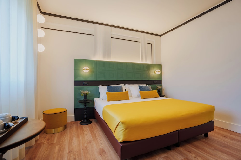 Junior Studio Suite, 1 Queen Bed with Sofa bed photo 2