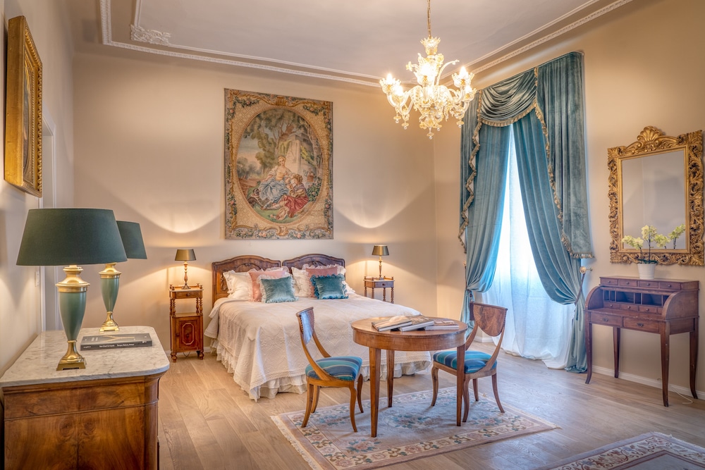 Luxury Studio Suite, 1 King Bed, Courtyard View photo 2