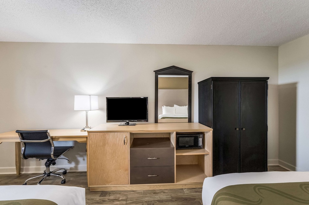 Standard Room, 2 Queen Beds, Smoking - Photo 4