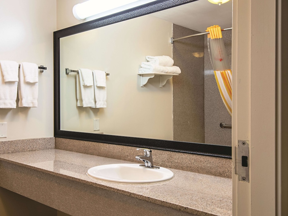 Deluxe Room, 1 King Bed, Non Smoking, Mountain View (Deluxe Executive Room) - Photo 10
