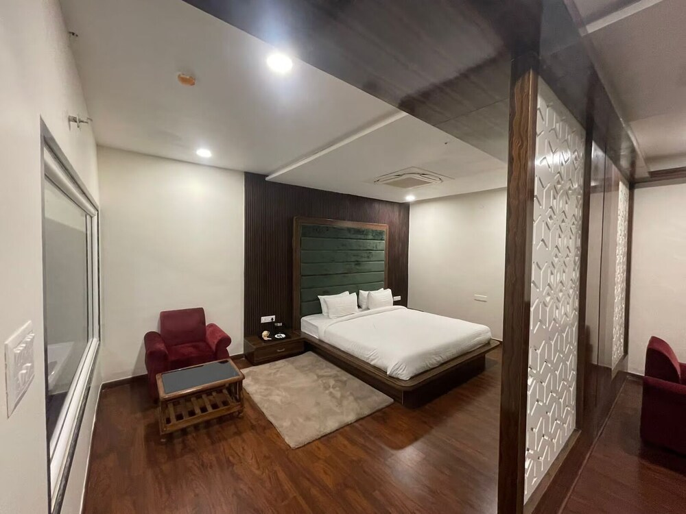 Superior Studio Suite, City View photo 1