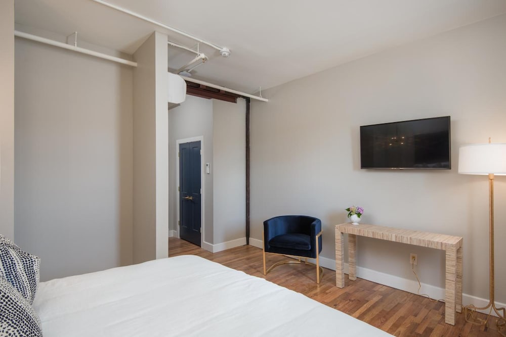 Deluxe Room, 1 King Bed photo 3