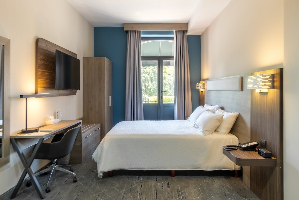 Standard Room, 1 Queen Bed, Balcony, City View (Central Building) photo 3