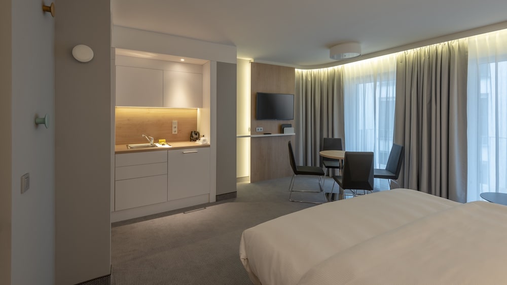 Suite, 1 Queen Bed, Balcony - Photo 3