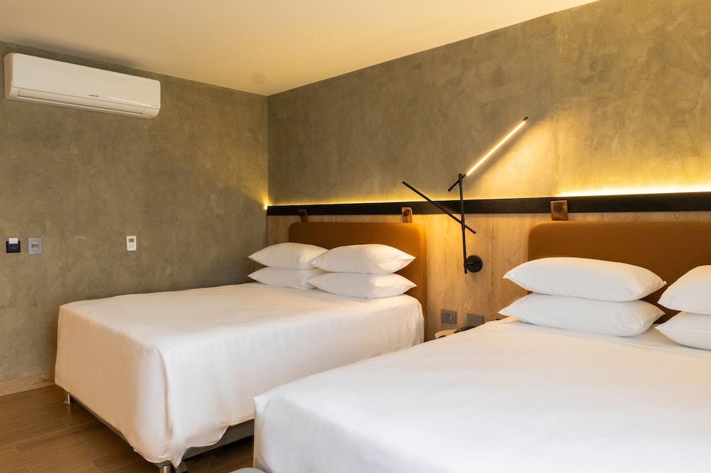 Standard Room, 2 Queen Beds, Non Smoking photo 3