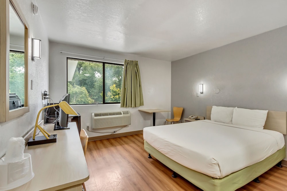 Deluxe Room, 1 Double Bed, Non Smoking, Refrigerator & Microwave photo 1