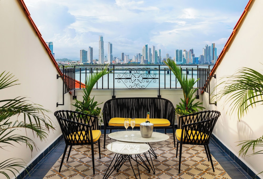 MAGNIFIQUE DUPLEX SUITE 1 KING HISTORIC VIEW