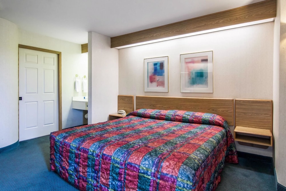 Standard Room, 1 King Bed, Non Smoking - Photo 7