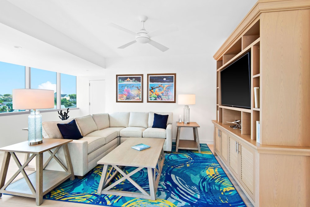 Suite, 1 King Bed with Sofa bed, Kitchen (Marina) photo 3