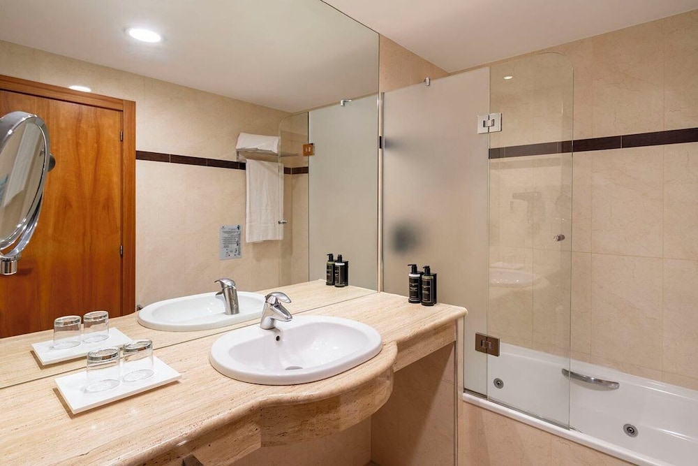 Double Room Single Use thumbnail 6