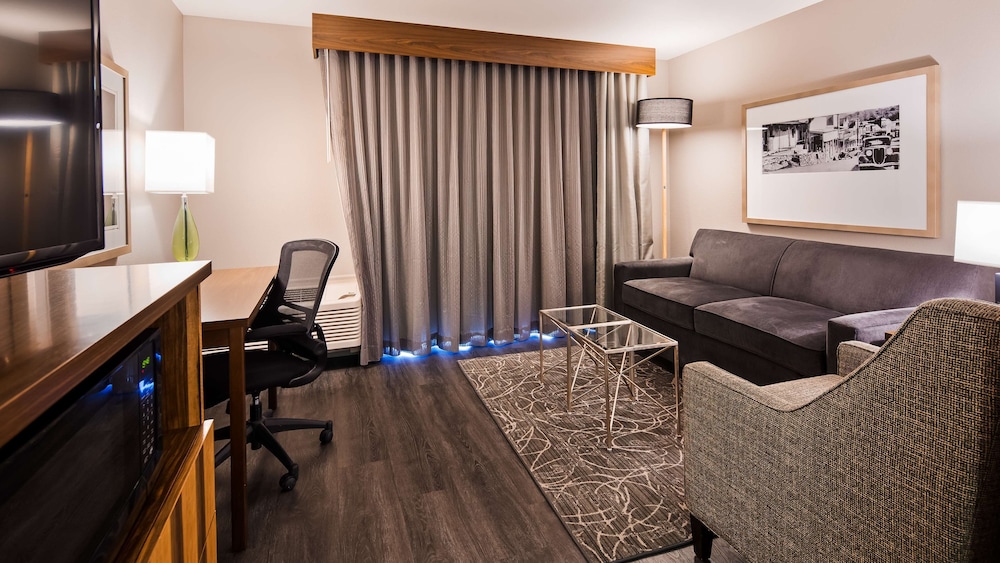 Suite, 1 King Bed, Non Smoking, Refrigerator & Microwave - Photo 3