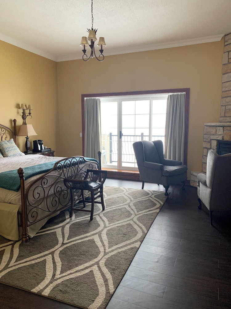 Standard Room, 1 King Bed, Balcony, Lake View