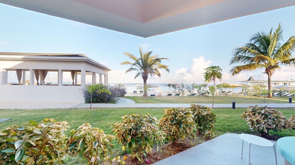 Luxury Presidential Beach Front Walkout One Bedroom Suite Diamond Club