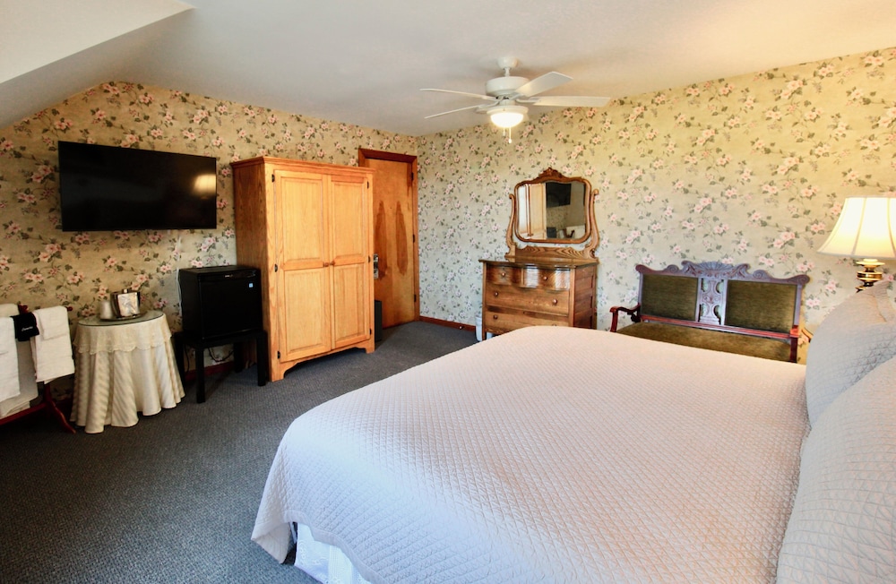 Room, 1 King Bed, Non Smoking, Garden View (Shared Bathroom) photo 3