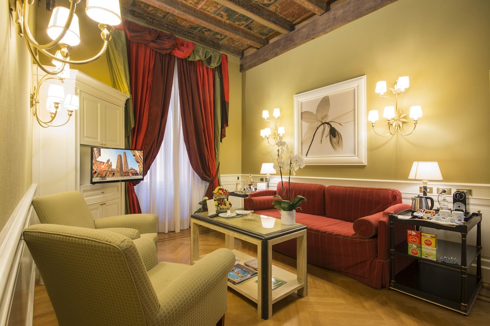 Deluxe Suite, 2 Bedrooms, Smoking - Photo 9