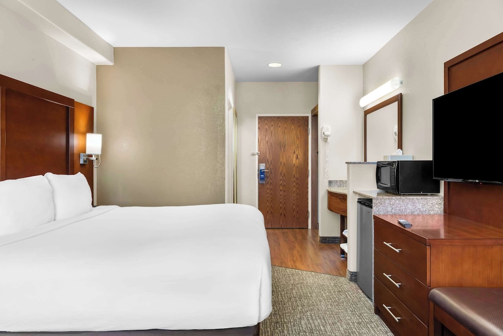 Standard Room, 1 King Bed, Non Smoking - Photo 1