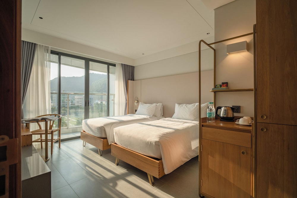 Deluxe Room, Multiple Beds, Balcony, City View