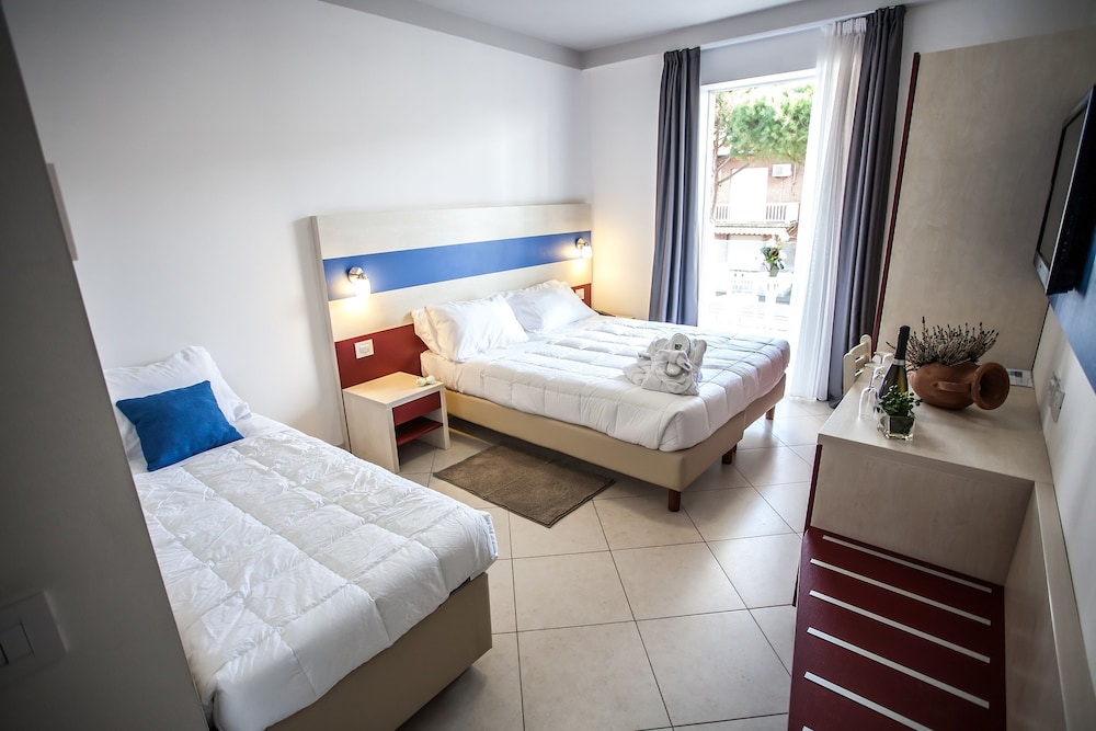Deluxe Triple Room photo 2