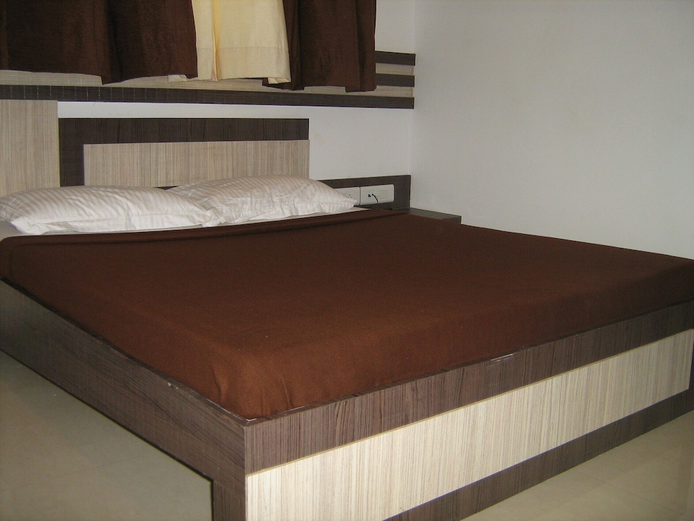 SPL Four Bed AC Room photo 1