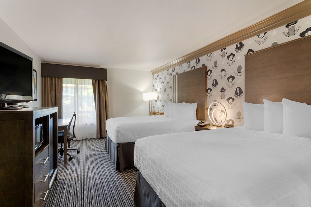 Standard Room, 2 Double Beds, Refrigerator & Microwave, Courtyard View - Photo 2