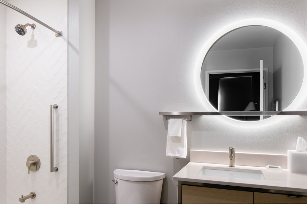Suite, 1 Bedroom - Photo 8