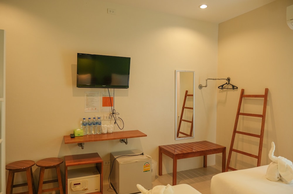 Basic Quadruple Room, Multiple Beds, Refrigerator photo 3