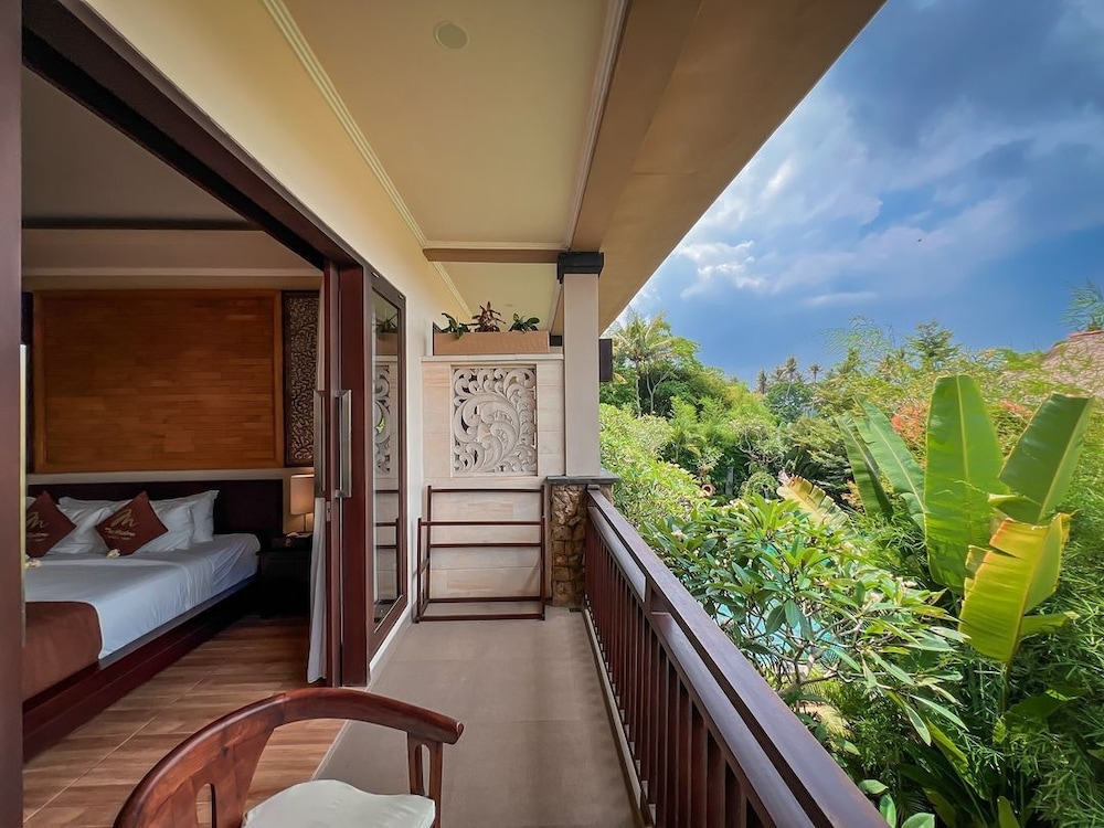 King Suite with Pool View - Photo 2
