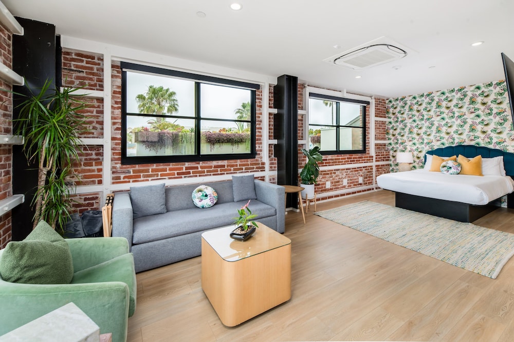 Room, 1 Queen Bed with Sofa bed, City View (Suite 201) photo 1
