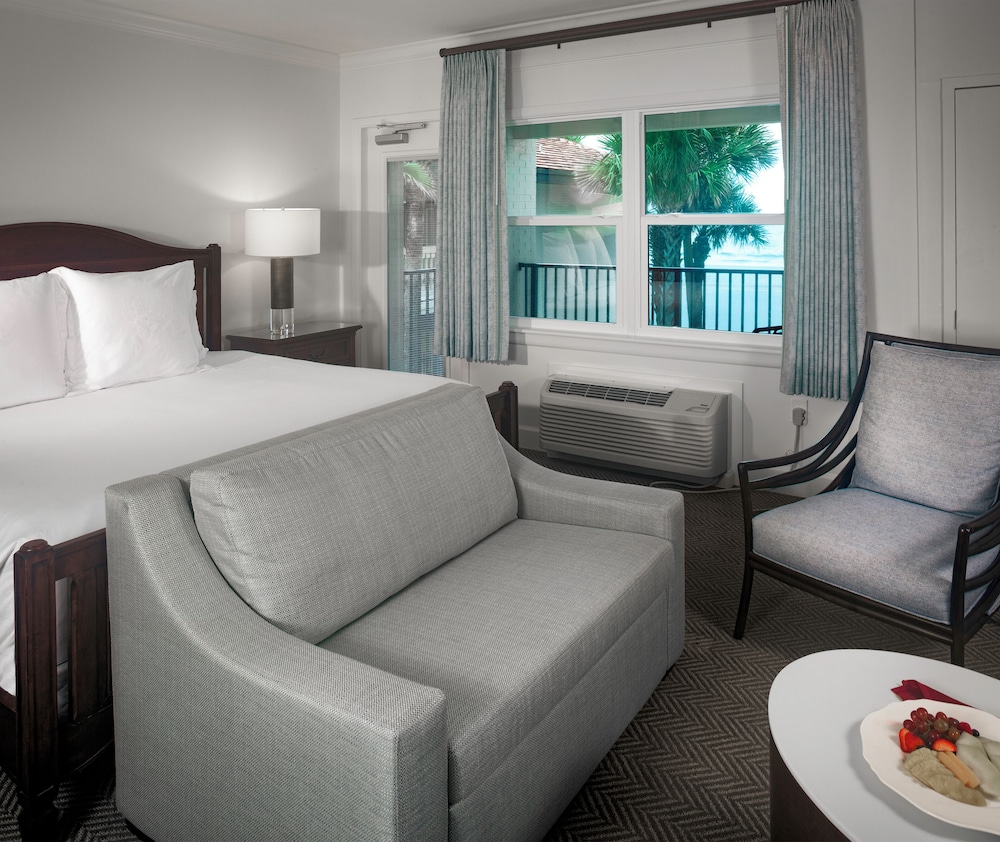Standard Room, 1 King Bed, Partial Ocean View - Photo 1