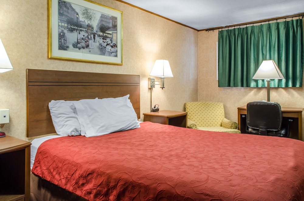 Standard Room, 1 Queen Bed, Non Smoking - Photo 3
