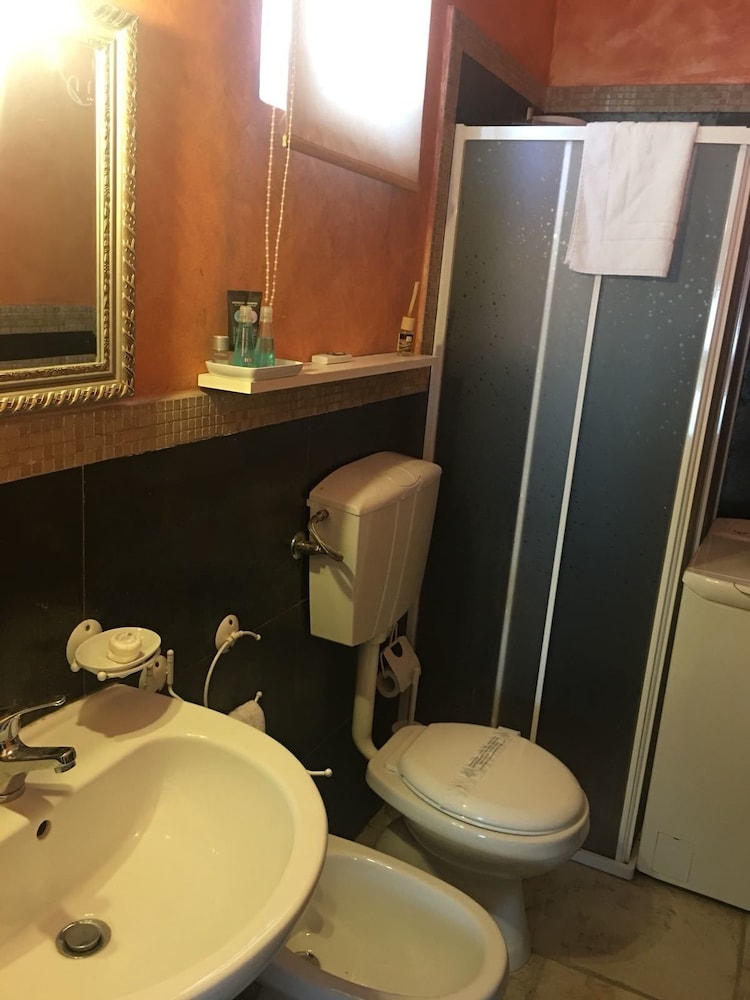Double Room - Photo 5
