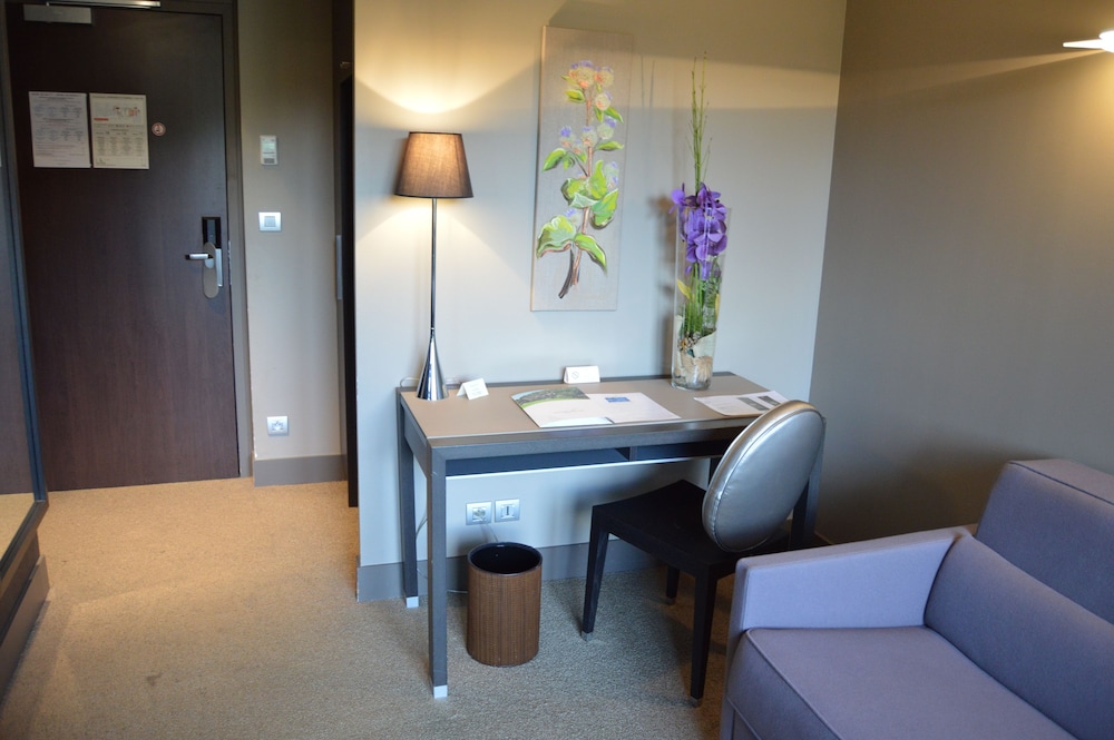 Suite, Lake View - Photo 6