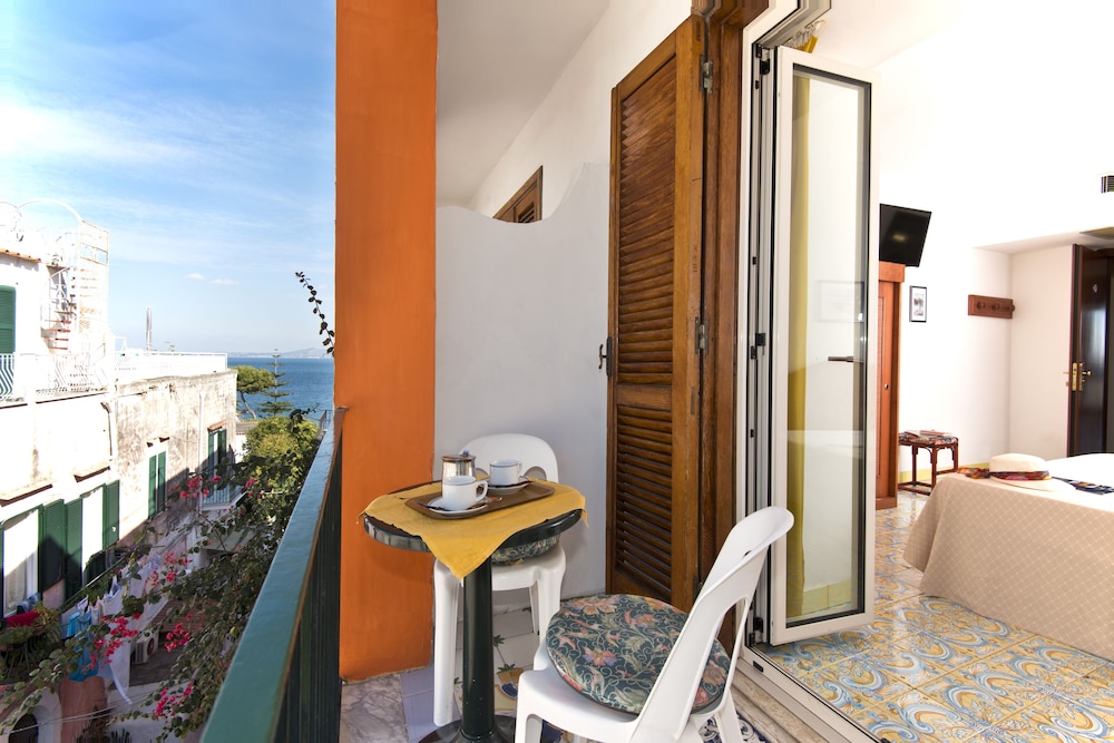 Classic Double or Twin Room, Sea View - Photo 4