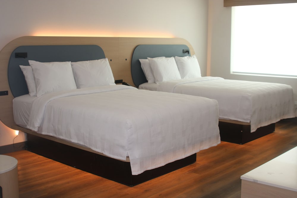 Premium Double Room, 2 Queen Beds, Roll-in Shower