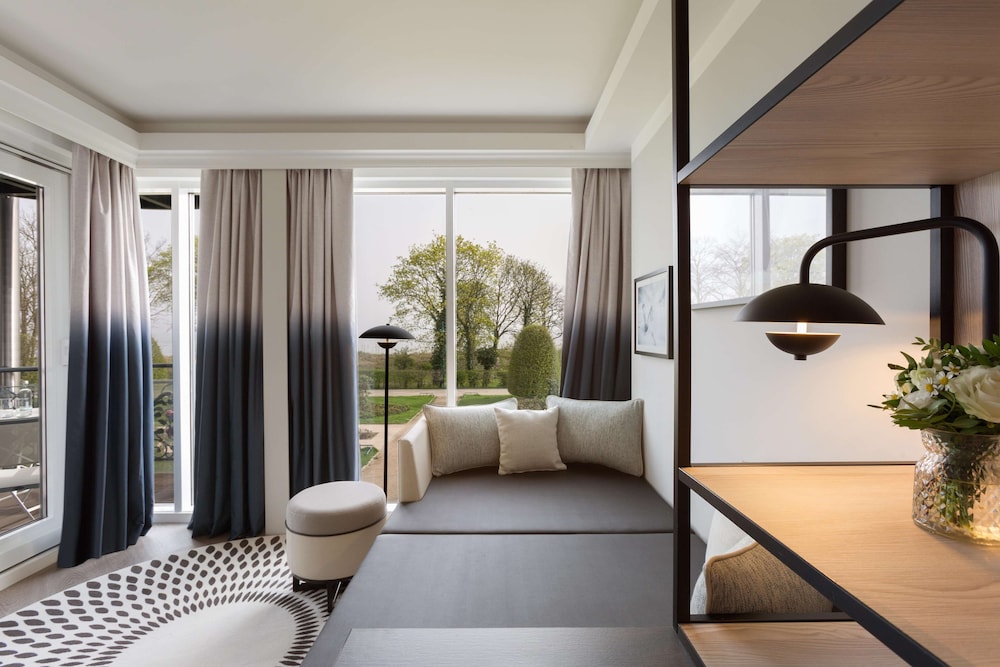 Deluxe Studio Suite, Balcony thumbnail 6