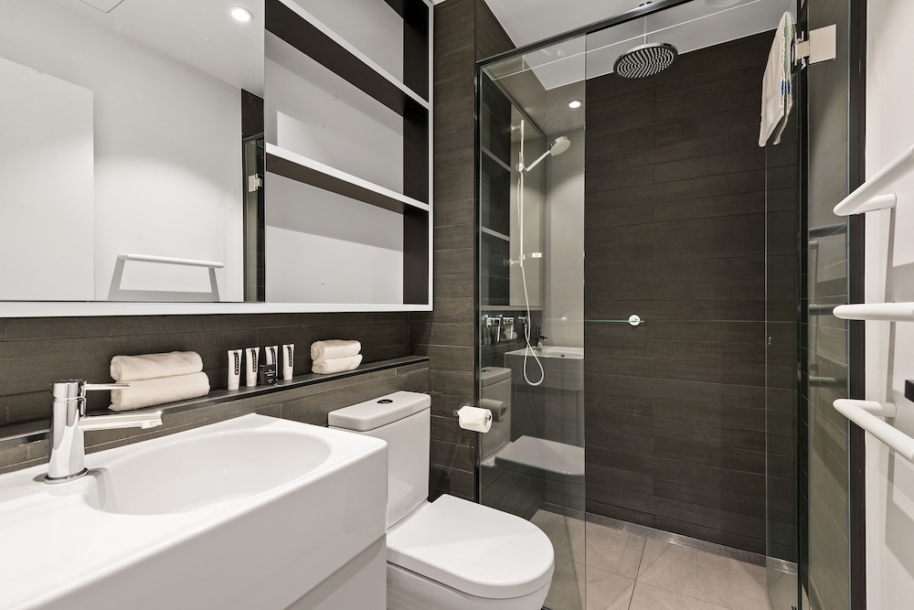 Executive Two Bedroom Apartment thumbnail 6
