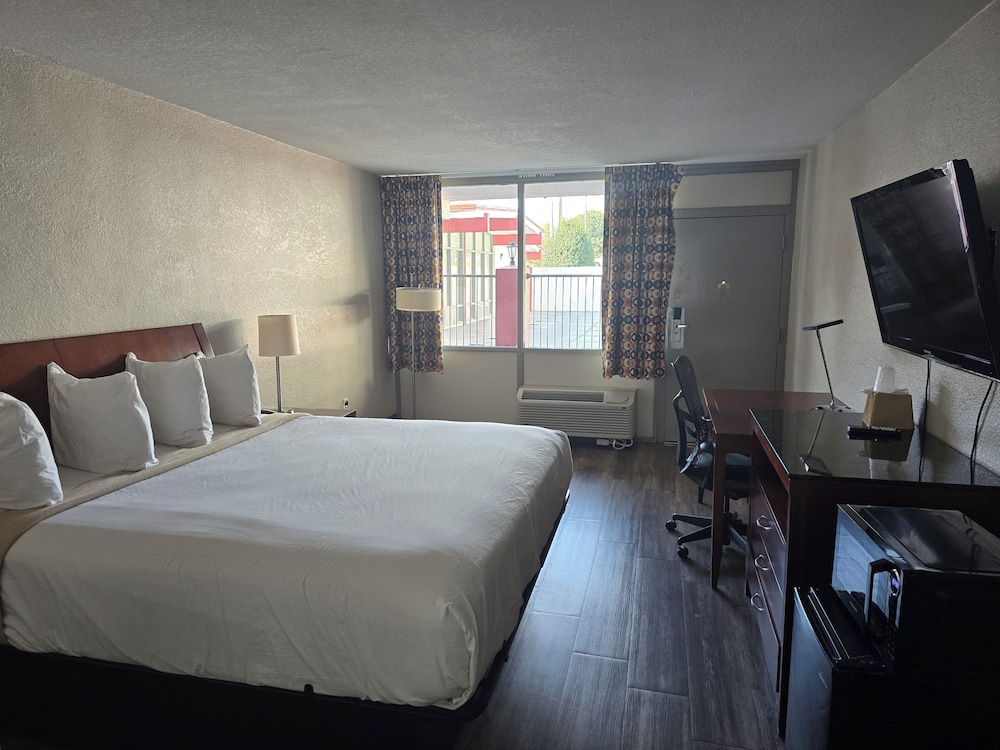 Standard Room, 1 King Bed - Photo 2