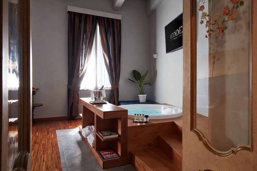 Junior Suite, Jetted Tub thumbnail 6