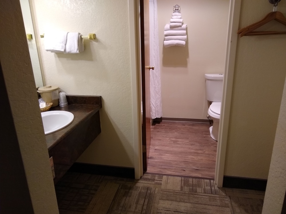 Standard Room, 1 Bedroom, Non Smoking, Private Bathroom (Deluxe Double Queen) photo 2