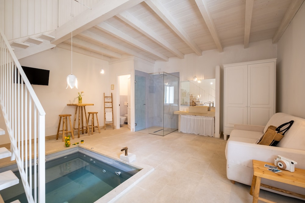 Suite, Hot Tub (4 Prs) - Photo 3